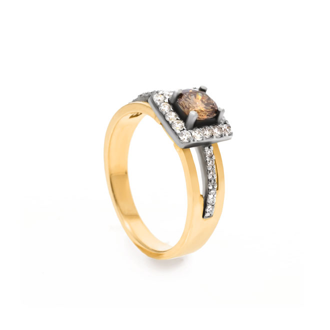 Pierścionek z koniakowym brylantem i brylantami 0,83ct